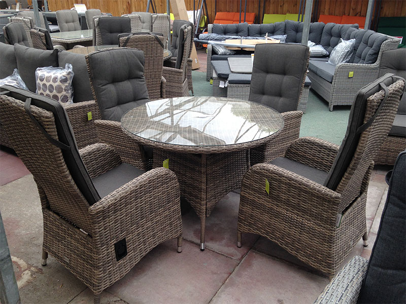 The round dining set in Cappuccino rattan