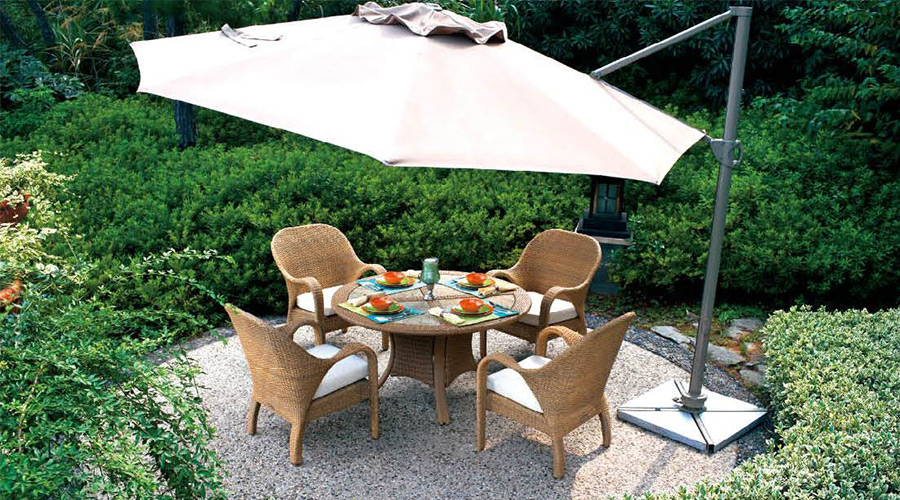 roma cantilever parasol in garden