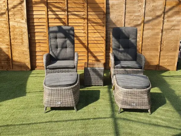 Recline, don’t perch: bistro seating with range