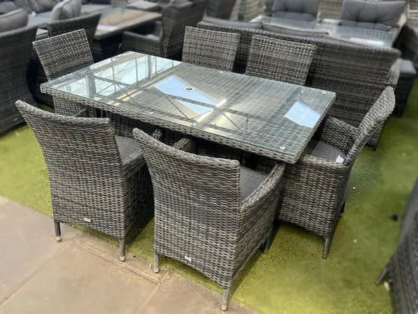 Anthracite tone for a modern grey patio