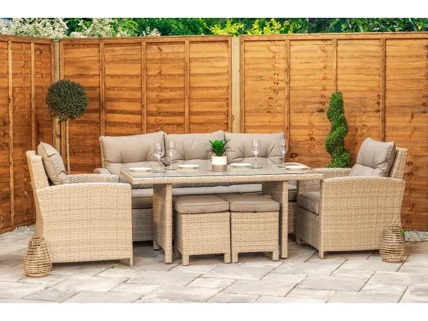 Natural rattan that suits warm brick and traditional planting