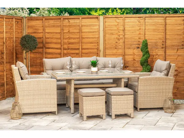 Sofa, chairs and dining table in one layout