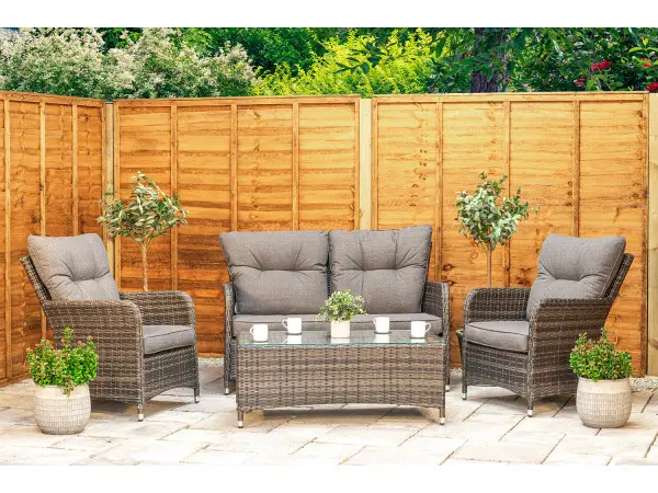 Anthracite tone for a modern grey patio