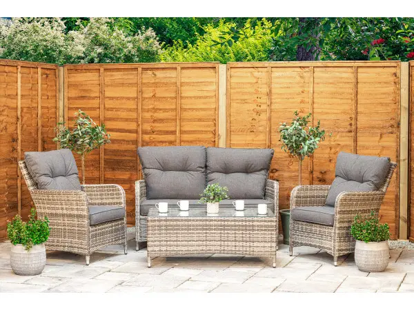 Sofa and armchairs: a proper lounge layout