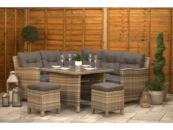 Corner-sofa layout for patios where space is tight