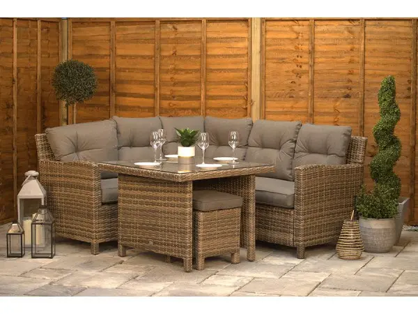 Corner-sofa layout for patios where space matters