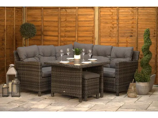 Corner-sofa layout for patios where space matters