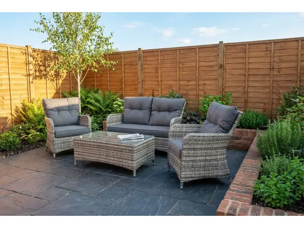 Quiet grey for a mid-tone patio