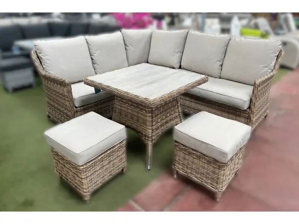 Corner-sofa layout for patios where space matters